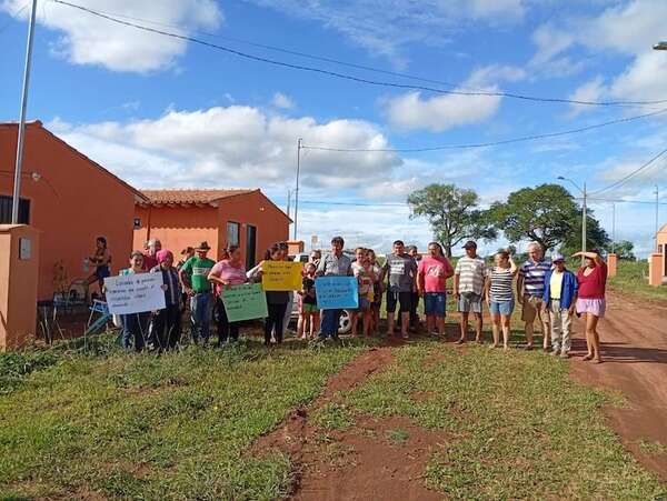 Quiindy: Falta de agua impide que 27 familias habiten las viviendas inauguradas por Santiago Peña - Nacionales - ABC Color