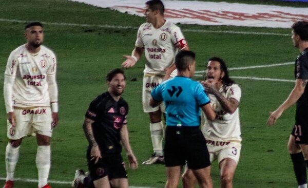Versus / ¡Con todo! Williams Riveros es tendencia por una fuerte entrada a Messi