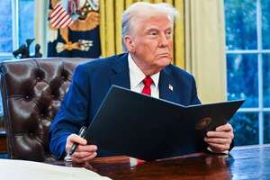 Trump ordena revisar los cambios de protocolo aéreo y contrataciones efectuados con Biden - Mundo - ABC Color