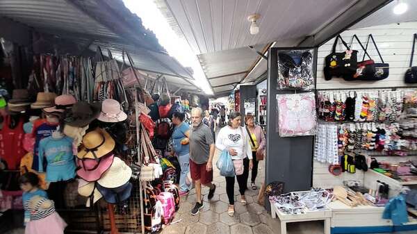 Comercio en Alberdi se recupera con el ingreso masivo de turistas - Economía - ABC Color