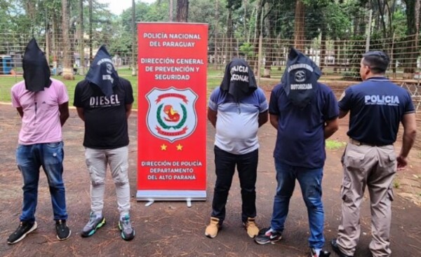Obligaron a dos turistas brasileños a realizar una transferencia