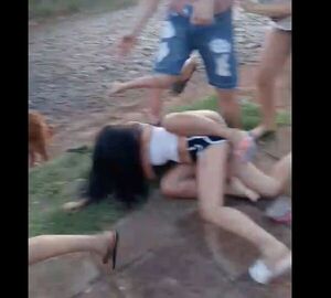 (VIDEO). Varias mujeres se tomaron de los cabellos, patadas y gritos