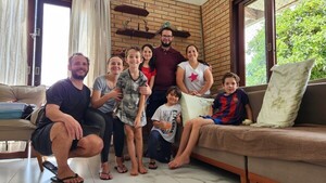 Quedaron varados en Curitiba y compatriotas les ayudaron