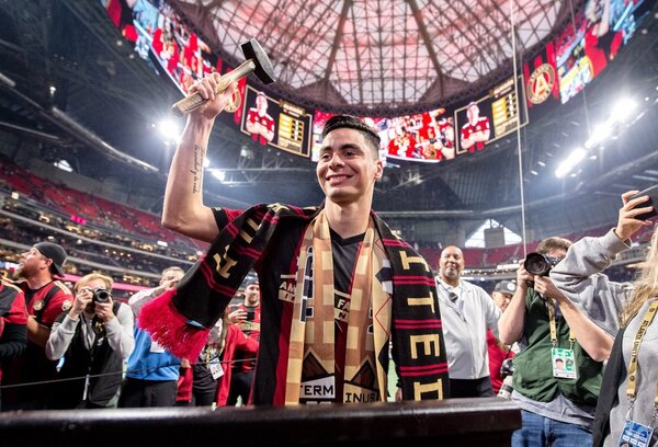 Versus / ¡La camiseta de Miguel Almirón versión fútbol americano!