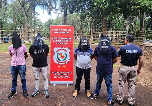 Falsos comerciantes fueron detenidos tras presunta coacción a turistas - ABC en el Este - ABC Color