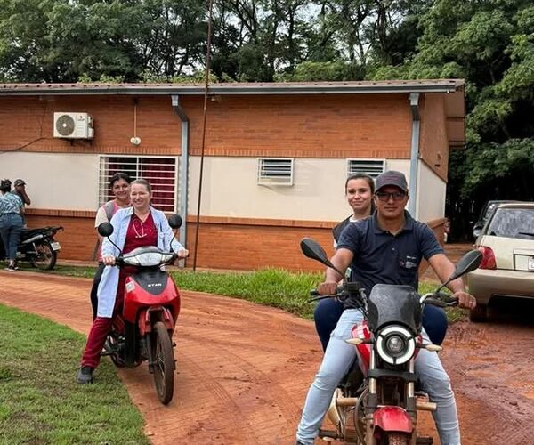 Equipo de Salud de la USF Los Cedrales realizan visitas a gestantes en motos