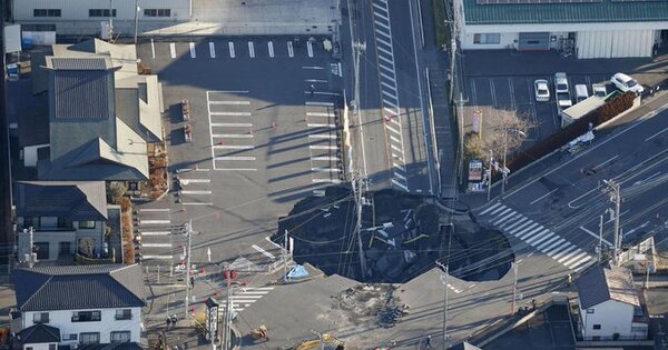 Camionero lleva atrapado tres días en un gran socavón que se abrió en una calle de Japón - 1000 Noticias