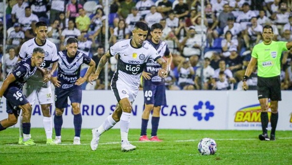 El VAR salvó al Decano de una nueva derrota ante su verdugo, Ameliano