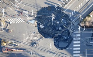 Dramática situación en Japón: camionero lleva cuatro días atrapado en gran socavón - Unicanal