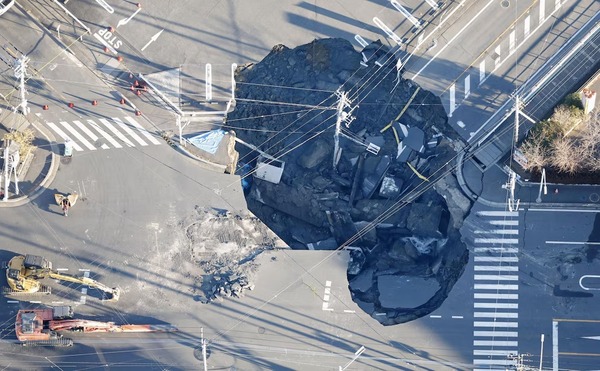 Dramática situación en Japón: camionero lleva cuatro días atrapado en gran socavón - Unicanal