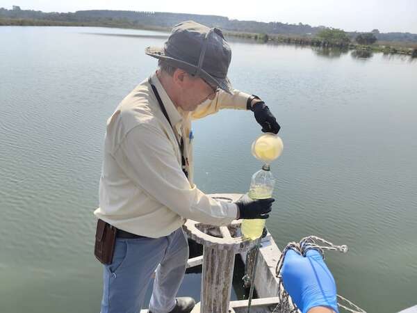 Sale “agua verde” de la planta de tratamiento de la Essap en Oviedo, denuncia intendente - Nacionales - ABC Color