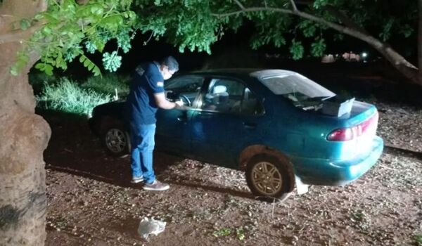 Policía recupera automóvil robado y abandonado en la Fracción Ykua Bolaños