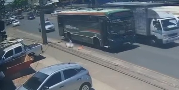 Imputan al chofer y al presunto asaltante por la muerte de una mujer al caer de un bus
