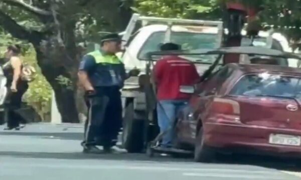Denuncian a agentes de la PMT por recibir supuesta coima en grúa municipal sin chapa