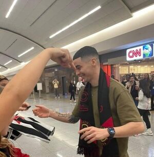(VIDEO) El gran recibimiento que le dieron a Almirón los hinchas de Atlanta en su llegada