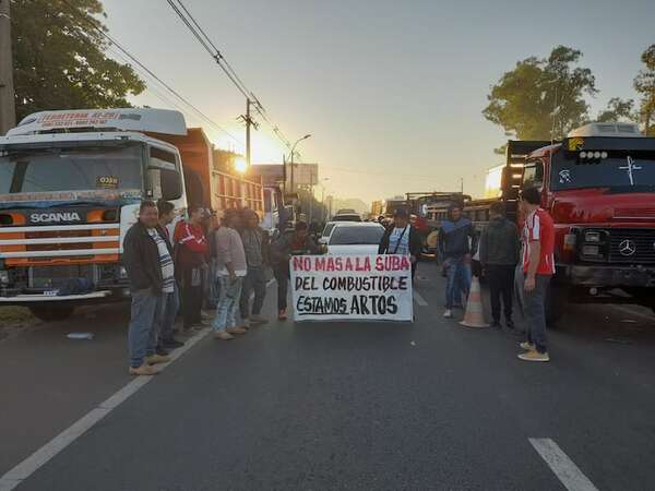 Suba de combustibles: camioneros amenazan con medidas de fuerza desde el lunes - Nacionales - ABC Color