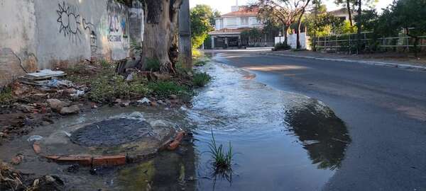 Asunción “de mierda”: cloaca abierta en barrio Mburicaó, frente a institución educativa - Nacionales - ABC Color