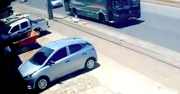 La Nación / Imputan a chofer de bus por mantener las puertas abiertas en robo fatal