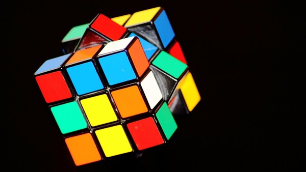 Los 50 años del cubo de Rubik, obra de diseño convertida en juguete matemático e icono pop