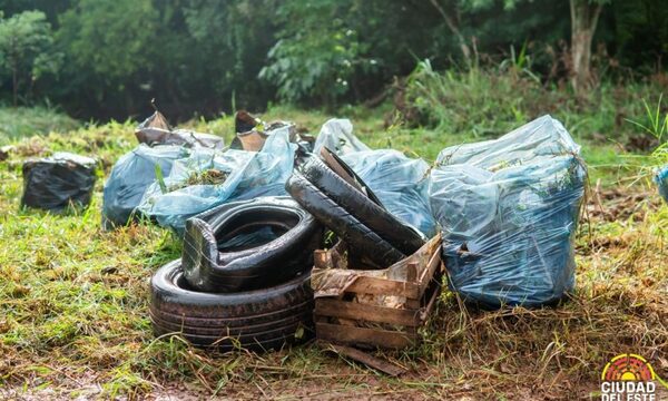 Retiran toneladas de basura del arroyo Acaraymi en el barrio Che la Reina