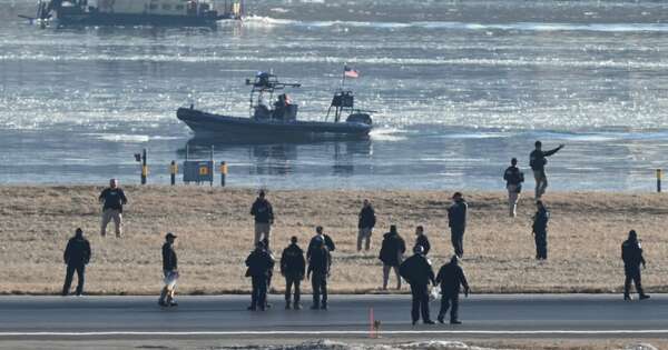 La Nación / Sombría búsqueda de cuerpos del choque aéreo en EE. UU. mientras Trump redobla sus acusaciones