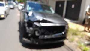 Accidente entre motocicleta y automóvil detrás del Ministerio de Defensa - 1000 Noticias
