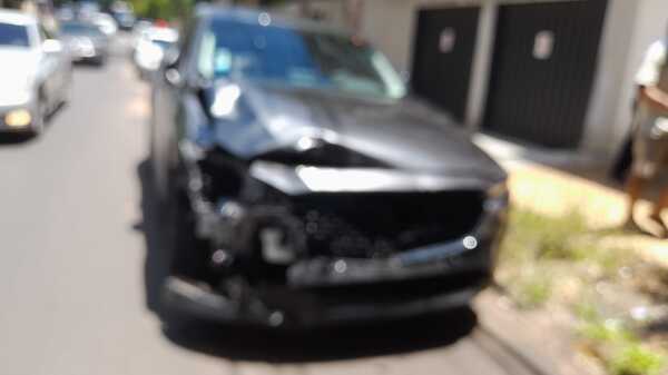 Accidente entre motocicleta y automóvil detrás del Ministerio de Defensa - 1000 Noticias