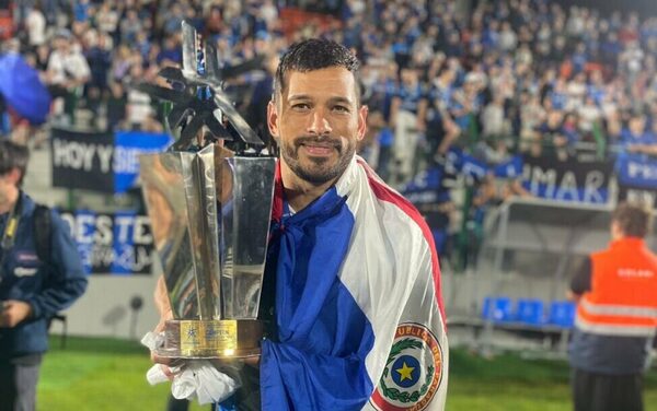 Versus / Luego de su frustrada vuelta a Uruguay, Samudio fue presentado en su nuevo club paraguayo