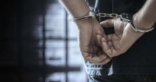 La Nación / Policía detiene a un joven que amenazaba con degollar a sus padres