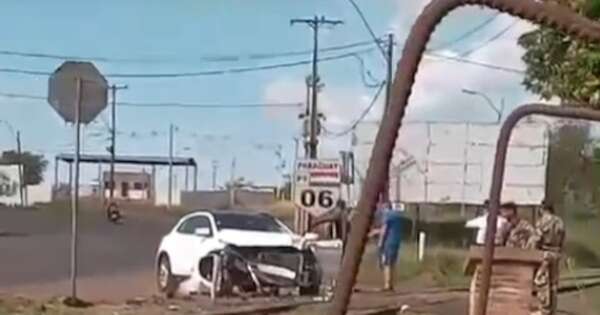 La Nación / Un vehículo chocó nuevamente contra el tren internacional de Encarnación-Posadas