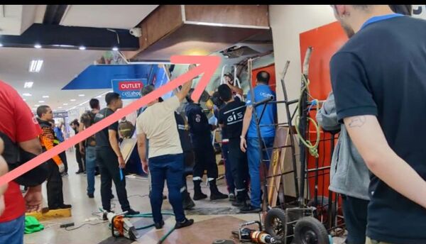 Hombre pierde el brazo tras quedar atrapado en la escalera mecánica