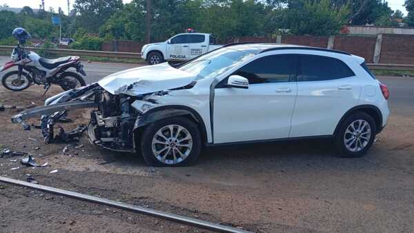 Encarnación: Auto se queda sobre las vías y sufre impacto por el Tren binacional