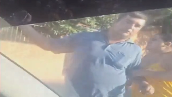 Video: Conductor rompe parabrisas de un automóvil en el que iba una niña y su padre