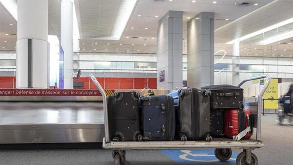 Alerta en aeropuertos: delincuentes fingen retener maletas para estafar