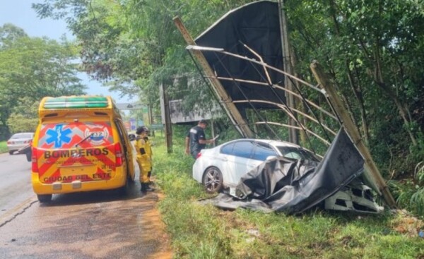 Violento accidente involucró a un automóvil de alta gama