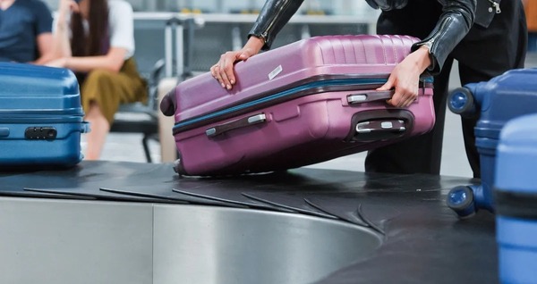 La Policía alerta sobre nuevas estafas con supuesta retención de maletas en el aeropuerto - Unicanal