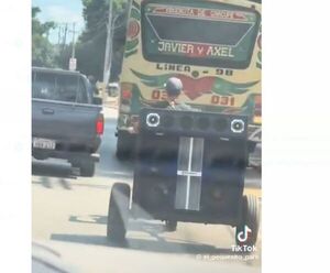 (VIDEO). Graban a un hombre en un llamativo rodado