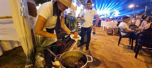 Miles de personas disfrutaron de la primera noche del Festival Internacional del Batiburrillo, Siriki y Chorizo Sanjuanino - Nacionales - ABC Color