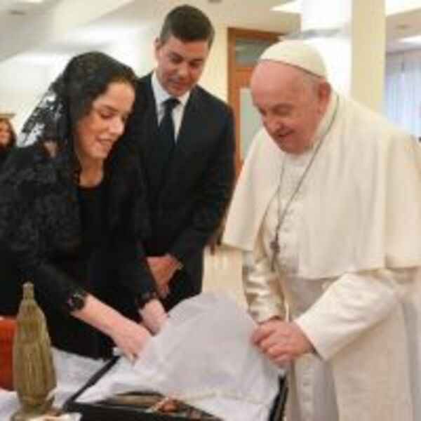 El presidente Peña obsequió un Poncho Para’i al Papa Francisco :: Presidencia de la República del Paraguay