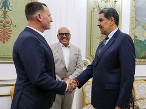 Trump envió a un diplomático a Venezuela para traer estadounidenses detenidos. Y los trajo
