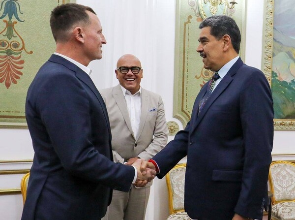 Trump envió a un diplomático a Venezuela para traer estadounidenses detenidos. Y los trajo