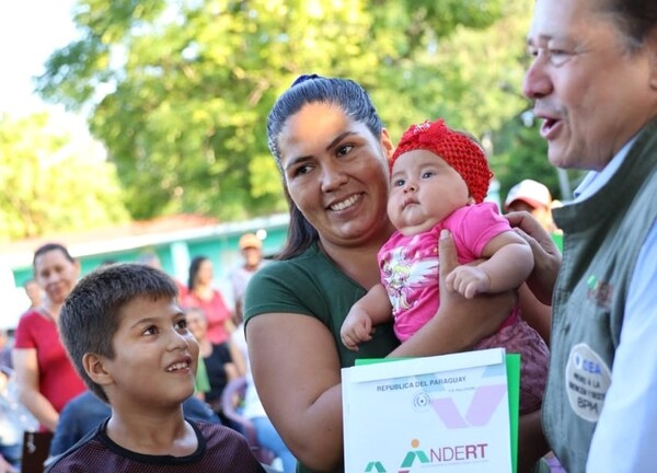 El 80% de títulos entregados a colonos en 25 de diciembre fueron para mujeres