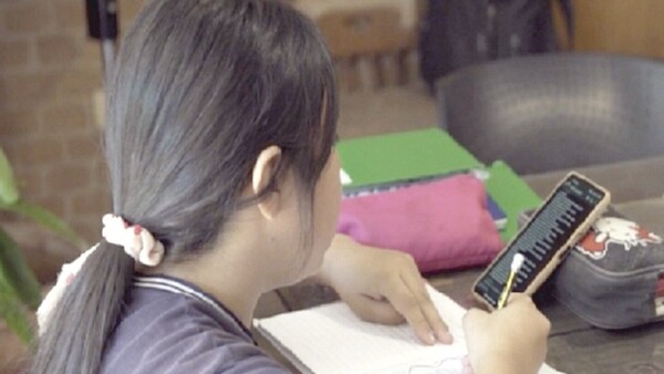 Buscan apoyar con tutorías telefónicas a 10.000 chicos