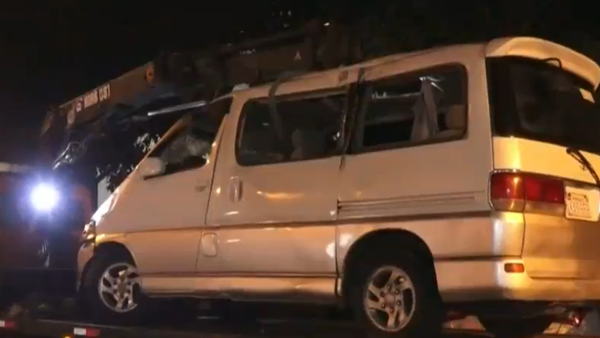 Itauguá: Conductor pierde control de su furgoneta, sube a paseo central y vuelca