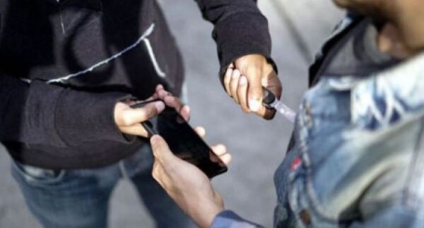 Asaltantes despojan de sus pertenencias a una mujer en la vía pública