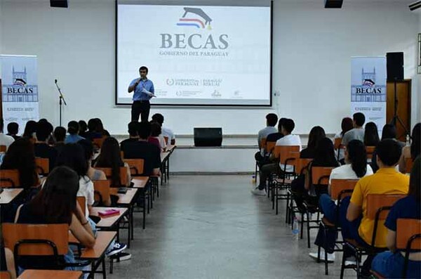 Dan a conocer nómina de postulantes a Becas del Gobierno que avanzan a la evaluación socioeconómica | DIARIO PRIMERA PLANA