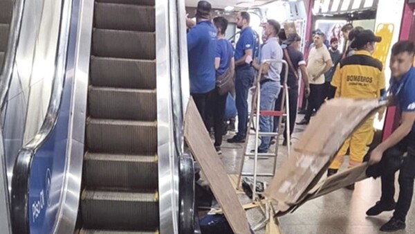 Atrapado en la escalera mecánica PERDIÓ EL BRAZO