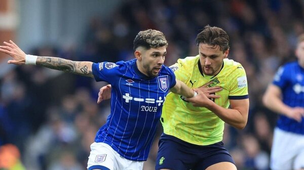 Versus / Enciso jugó casi todo el partido pero el Ipswich cayó sobre la hora ante el Southampton