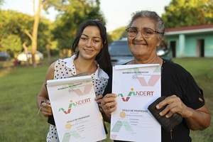 Colonos de San Bernardo reciben más de cien nuevos títulos: el 80% de los beneficiarios son mujeres - .::Agencia IP::.