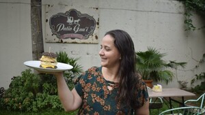 La única hamburguesa al revés del país genera sensación en Villarrica